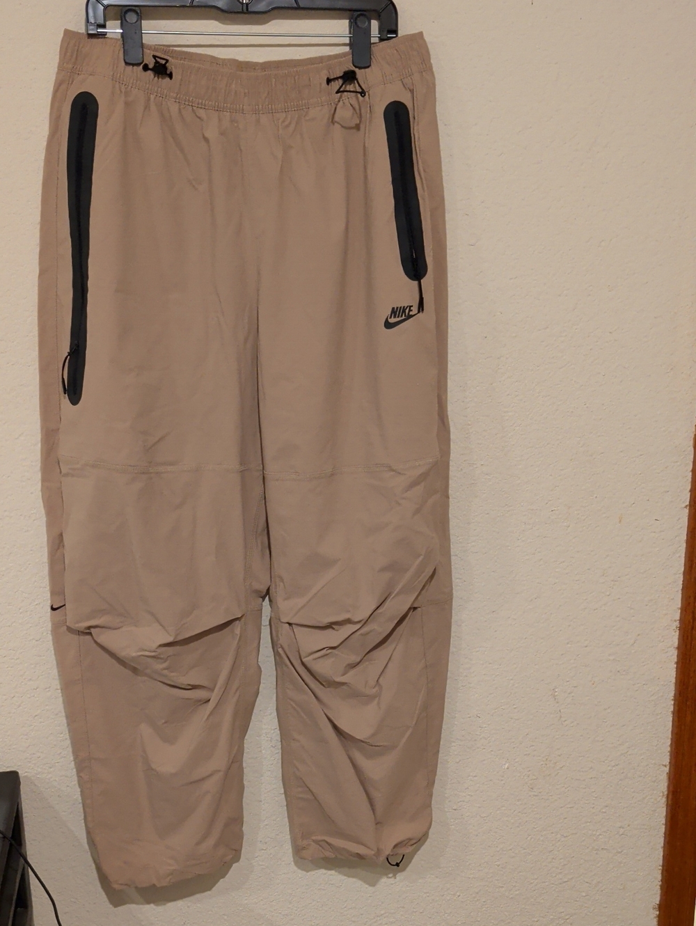 Nike L Baggy Beige Tech Pants